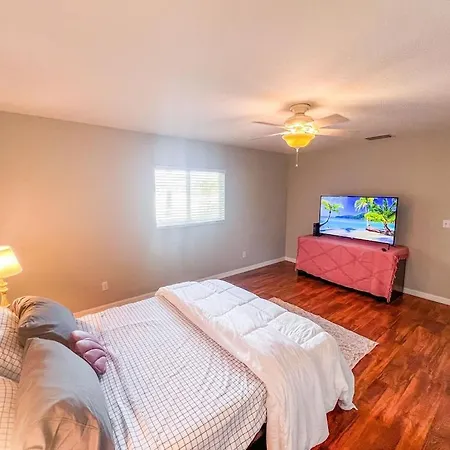 Charming Sunset 3 Bedroom Home Getaway